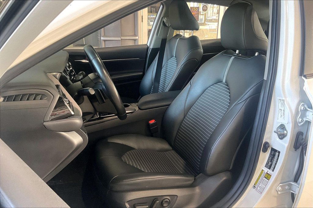 Used 2024 Toyota Camry SE FWD image 3