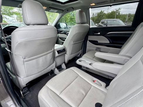 Used 2019 Toyota Highlander Limited w/ Carpet Mat Package (TMS) AWD/4WD image 13