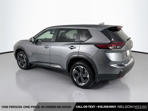 Certified 2026 Nissan Rogue SV FWD image 7