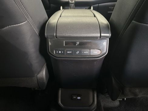 Used 2024 Toyota Highlander XLE AWD/4WD image 26