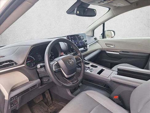 Used 2023 Toyota Sienna XLE image 9