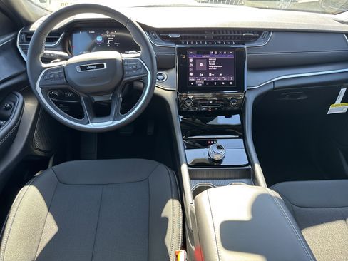 New 2025 Jeep Grand Cherokee Laredo X image 5