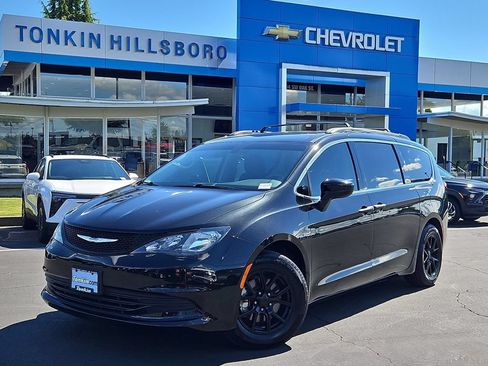 Used 2018 Chrysler Pacifica L FWD image 2