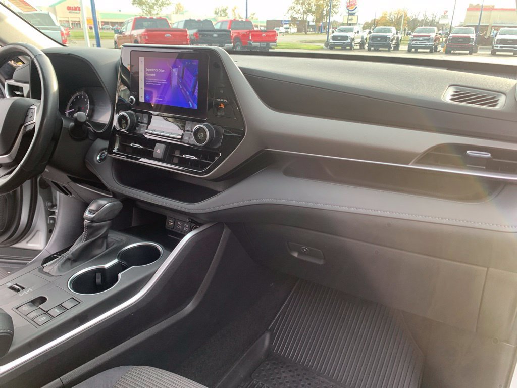 Used 2023 Toyota Highlander LE FWD image 25