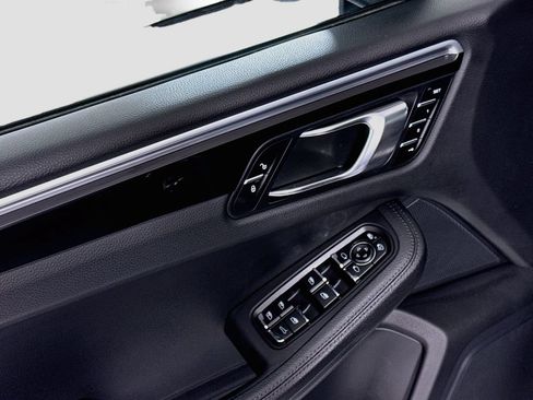 Used 2017 Porsche Macan AWD/4WD image 23