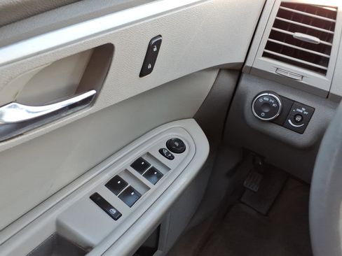 Used 2011 Chevrolet Traverse LT w/ Personal Connectivity Package FWD image 19