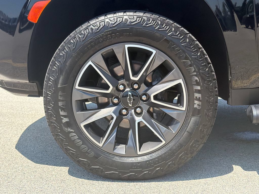 Used 2023 Chevrolet Tahoe Z71 w/ Z71 Off-Road Package AWD/4WD image 34