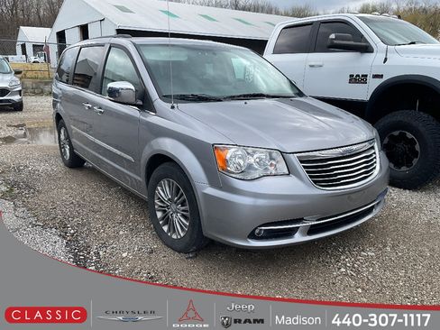 Used 2016 Chrysler Town & Country Touring-L w/ Driver Convenience Group image 1