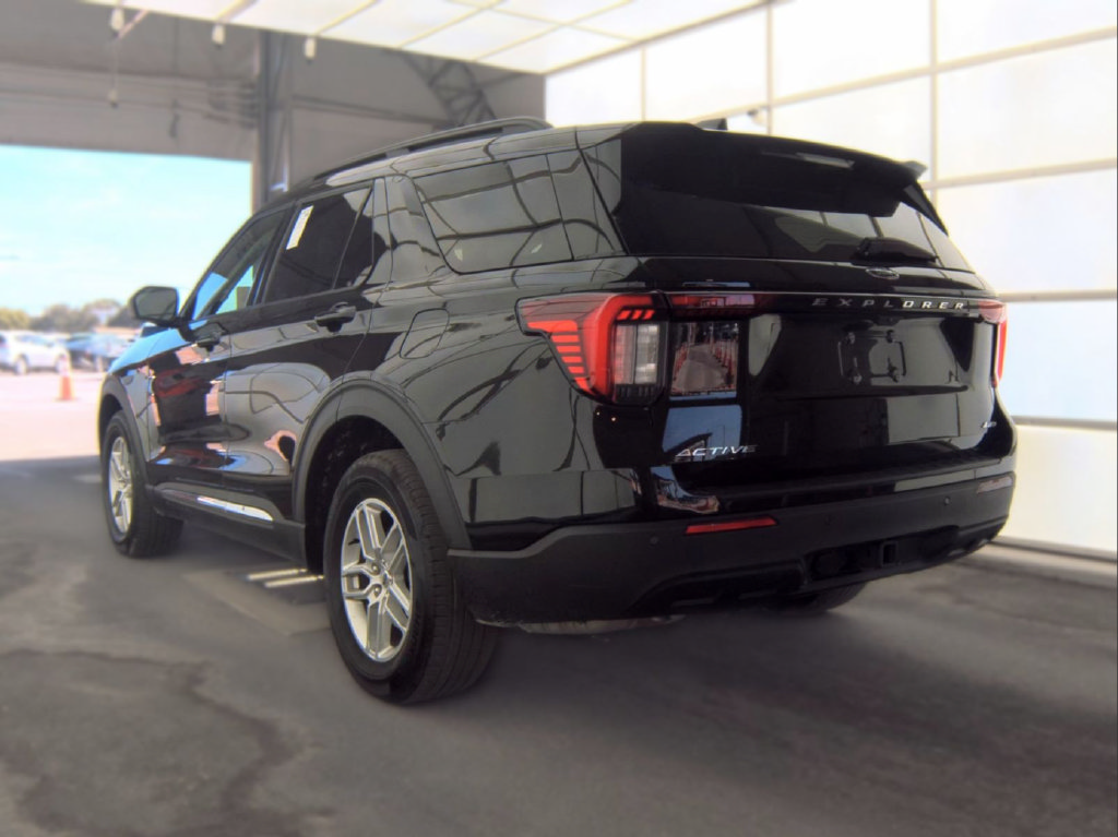 Used 2025 Ford Explorer Active AWD/4WD image 2