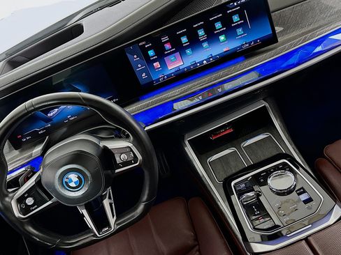 Used 2023 BMW i7 xDrive60 w/ Executive Package 2 AWD/4WD image 17