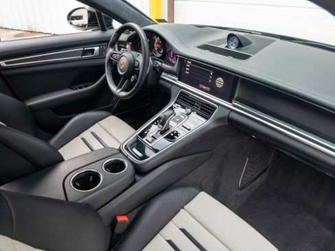 Used 2022 Porsche Panamera GTS w/ Premium Package image 31