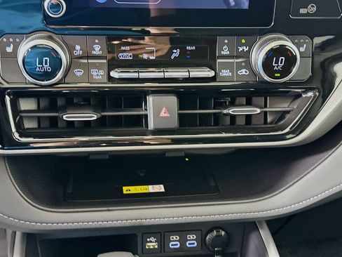 Used 2025 Toyota Highlander XLE FWD image 16