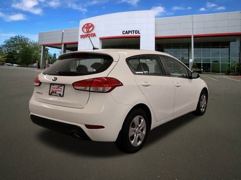 Used 2017 Kia Forte LX image 2