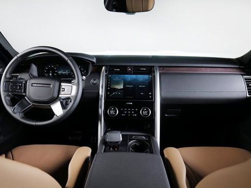 New 2026 Land Rover Discovery Dynamic SE image 4