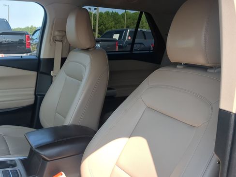 Used 2024 Ford Explorer XLT w/ Equipment Group 202A RWD image 13