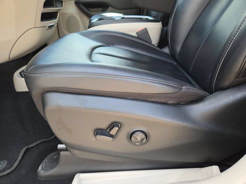 Used 2024 Chrysler Pacifica Limited FWD image 17