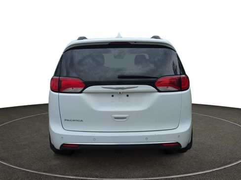 Used 2017 Chrysler Pacifica Touring-L FWD image 5