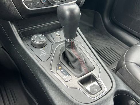 Used 2023 Jeep Cherokee Trailhawk AWD/4WD image 29
