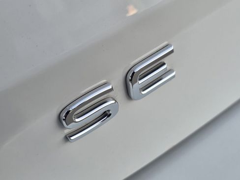 Used 2025 Volkswagen Taos SE image 8