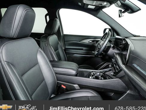 Used 2025 Chevrolet Traverse LT image 21