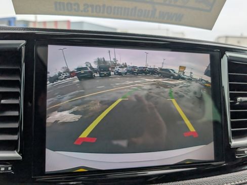 Used 2021 Chrysler Pacifica Limited w/ Uconnect Theater Family Group image 30