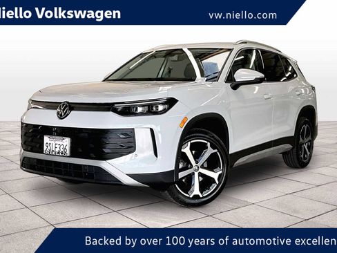 Used 2025 Volkswagen Tiguan SE image 1