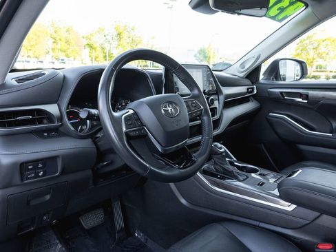Certified 2021 Toyota Highlander Limited AWD/4WD image 10