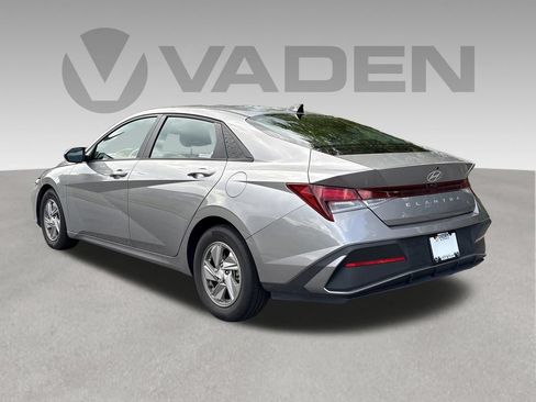Used 2025 Hyundai Elantra SE FWD image 18