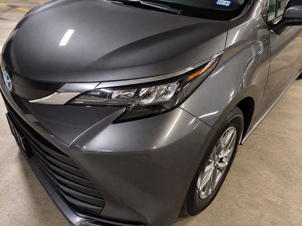Used 2025 Toyota Sienna XLE FWD image 4
