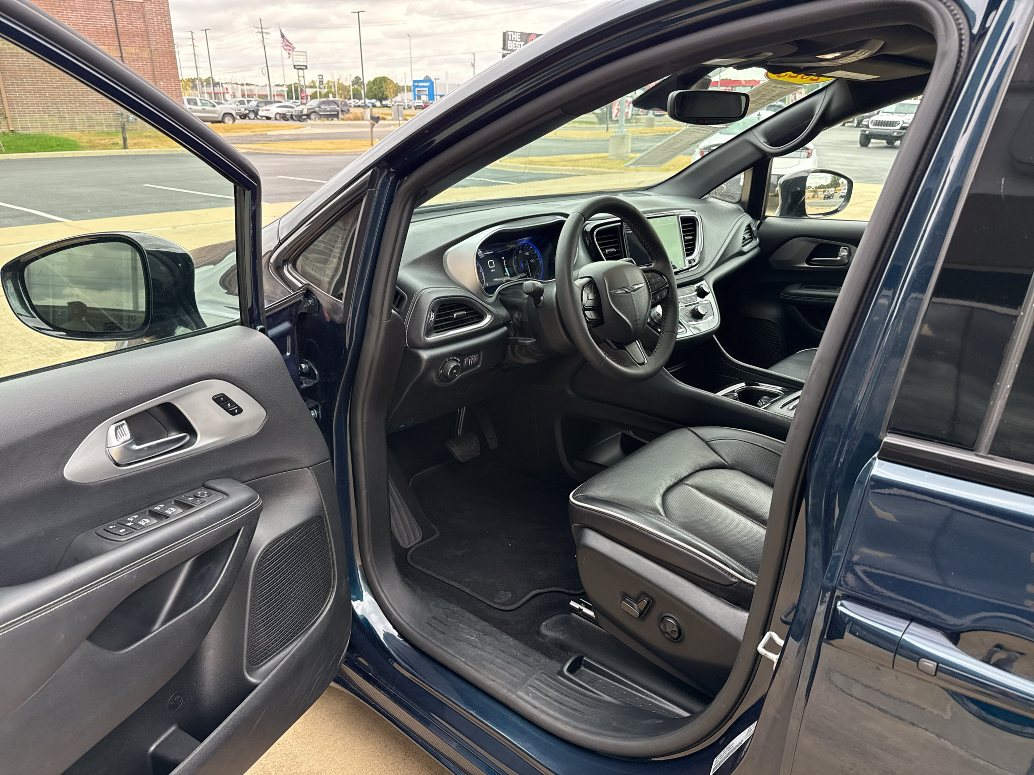Used 2025 Chrysler Pacifica Limited FWD image 26