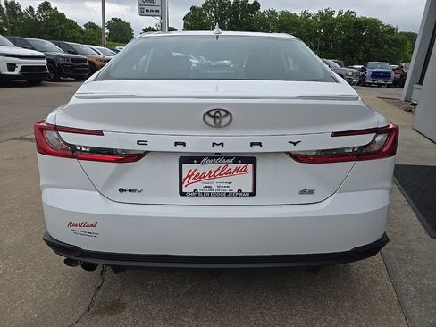 Used 2025 Toyota Camry SE FWD image 9