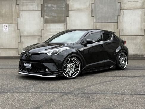 Used 2019 Toyota C-HR Limited FWD image 9