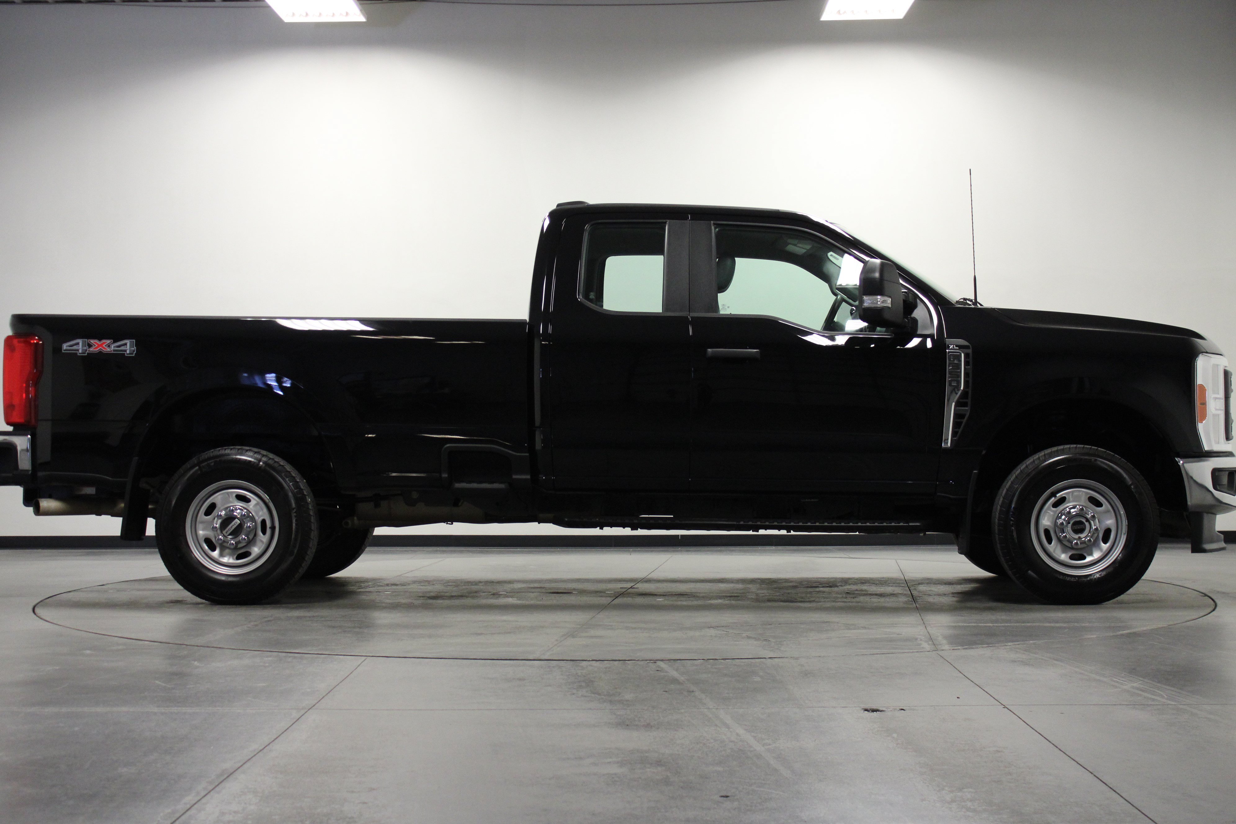 Used 2023 Ford F350 XL w/ XL Chrome Package AWD/4WD image 3