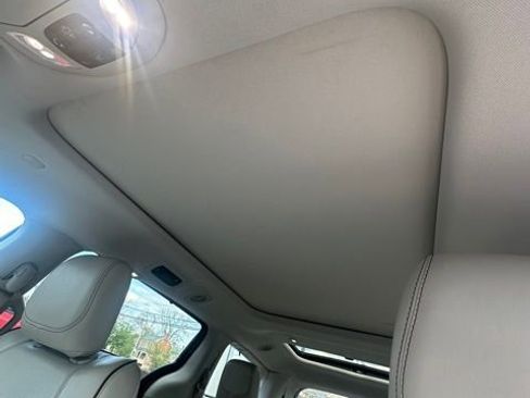 Used 2017 Chrysler Pacifica Limited image 4