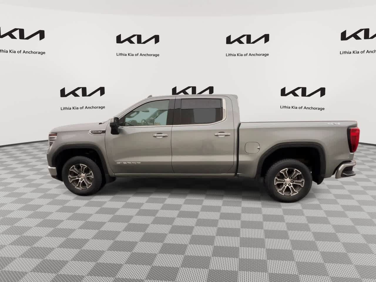 Used 2025 GMC Sierra 1500 SLT AWD/4WD image 5