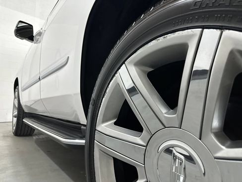 Used 2019 Cadillac Escalade Luxury AWD/4WD image 22