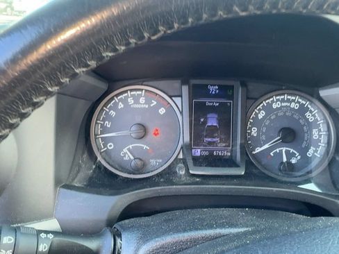 Used 2018 Toyota Tacoma TRD Off-Road w/ Technology Package AWD/4WD image 16