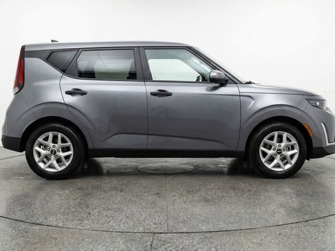 Used 2025 Kia Soul LX w/ LX Technology Package FWD image 11