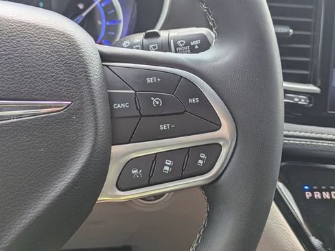 Used 2024 Chrysler Pacifica Limited FWD image 29