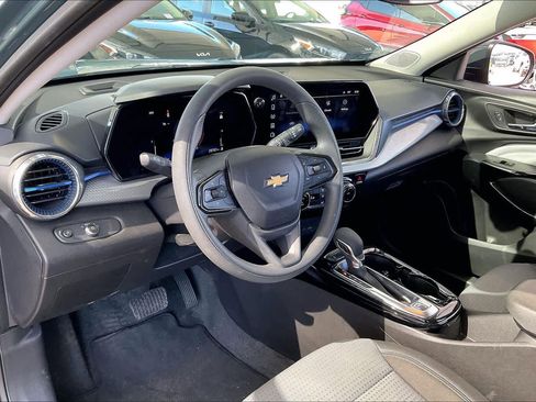 Certified 2025 Chevrolet Trax LT image 16