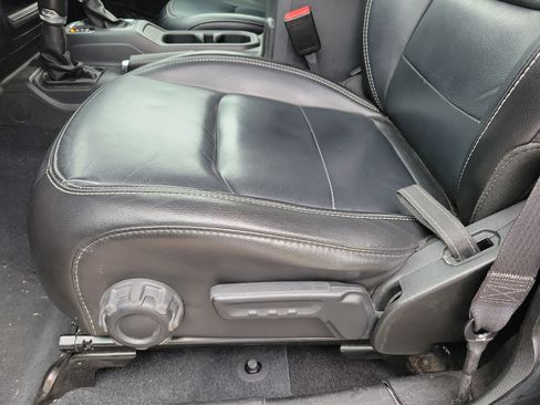 Used 2022 Jeep Wrangler Unlimited Sahara AWD/4WD image 5