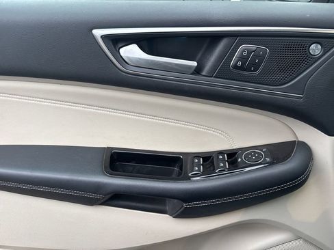 Used 2019 Ford Edge Titanium image 29