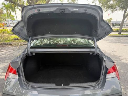 Used 2025 Hyundai Elantra SE FWD image 15