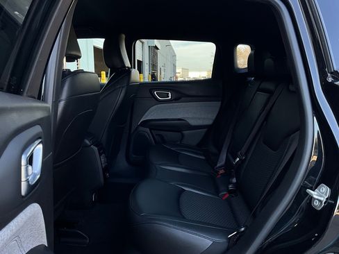 Used 2025 Jeep Compass Latitude image 11