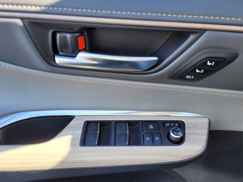 Certified 2024 Toyota Venza XLE image 26