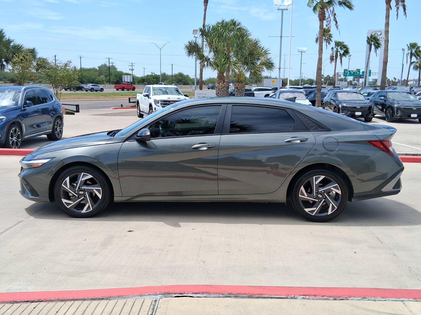 Used 2025 Hyundai Elantra Sport FWD image 3