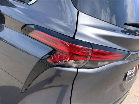 New 2025 Toyota Sienna Platinum image 29