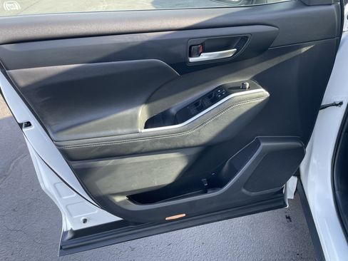 Used 2021 Toyota Highlander XLE image 11