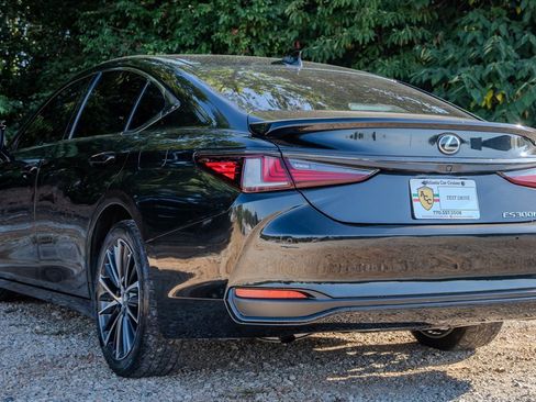 Used 2024 Lexus ES 300h w/ Premium Package FWD image 3
