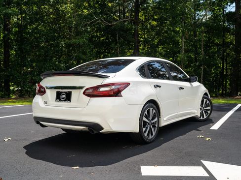 Used 2016 Nissan Altima 2.5 SR w/ LED Appearance Package FWD image 2